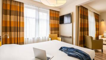 Suite, 1 Double Bed (Separate Living Area) | In-room safe, desk, free cribs/infant beds, rollaway beds
