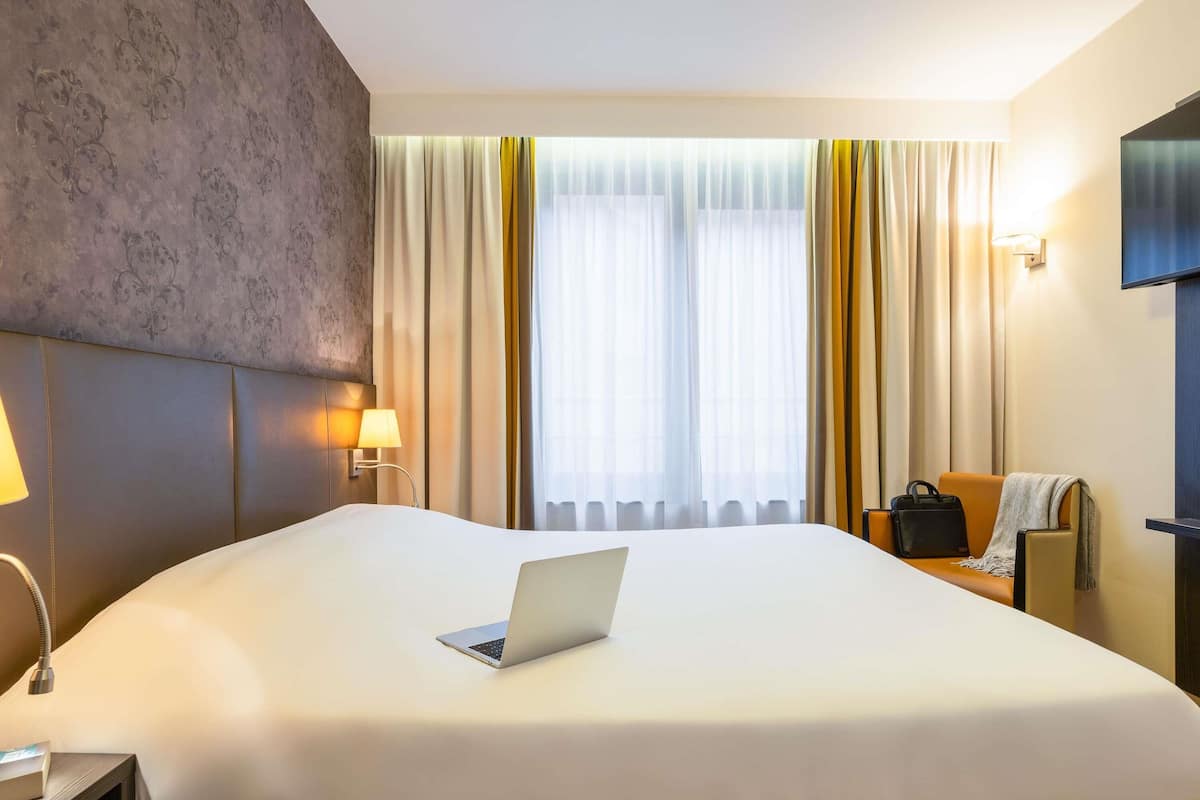 Habitación estándar, 1 cama matrimonial | Caja de seguridad en la habitación, escritorio y cunas gratuitas