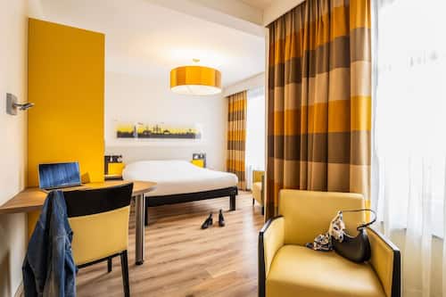 Suite, 1 Doppelbett (Separate Living Area) | Zimmersafe, Schreibtisch, kostenlose Babybetten, Zustellbetten