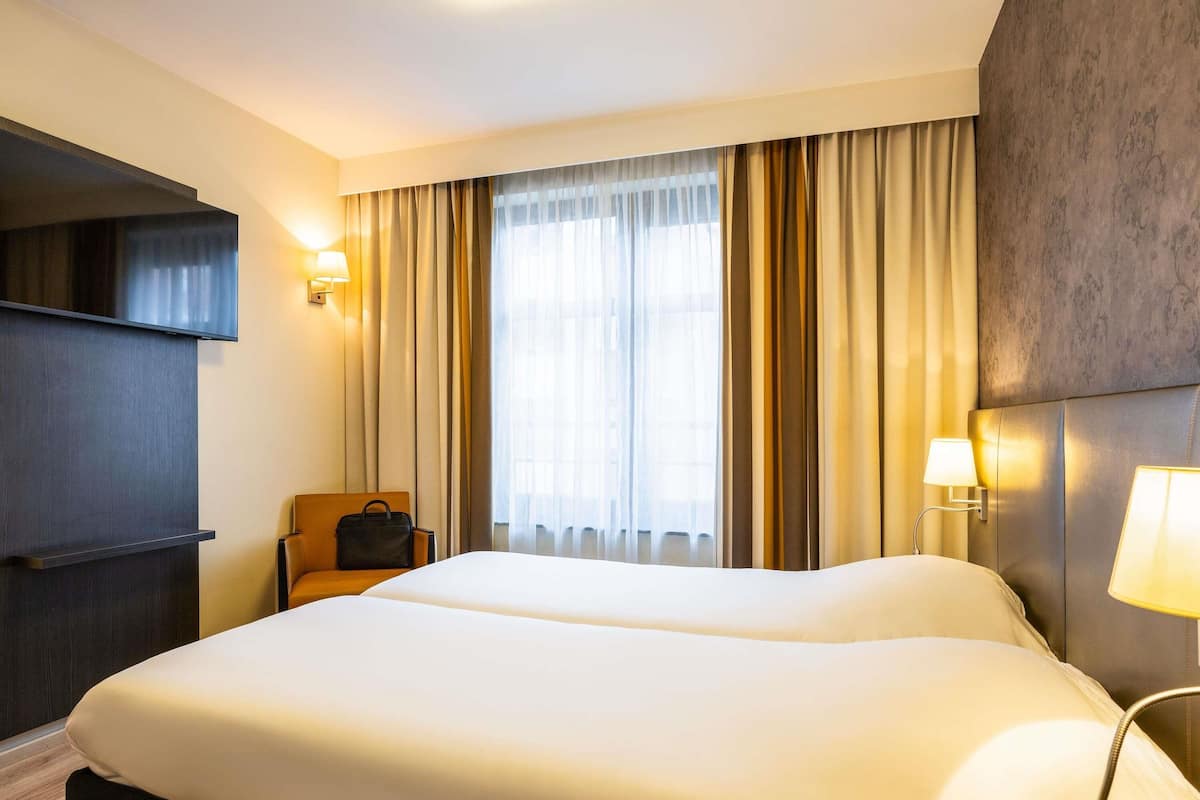 Caja de seguridad en la habitación, escritorio y cunas gratuitas