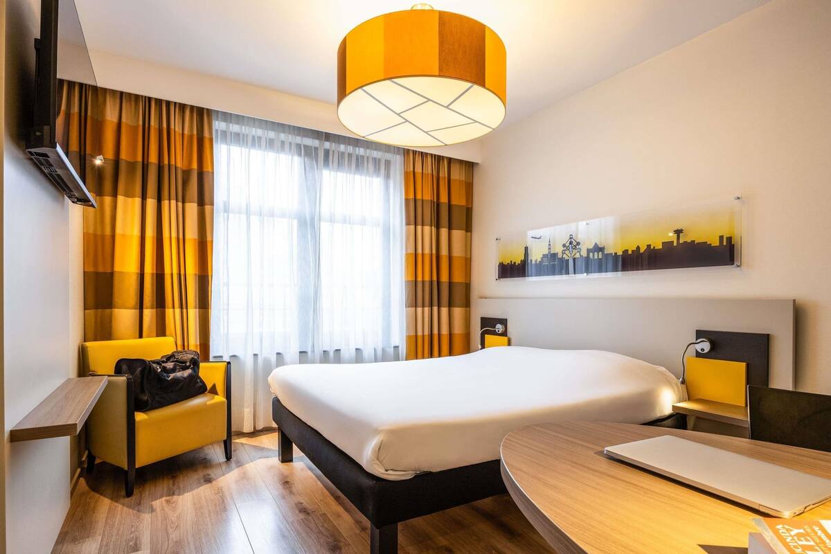 Standard Room, 1 Double Bed | In-room safe, desk, free cots/infant beds, rollaway beds