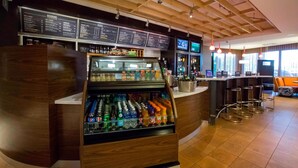 Eine Bar mit Speisekarte, Getränkeausgabe und Sitzgelegenheiten.