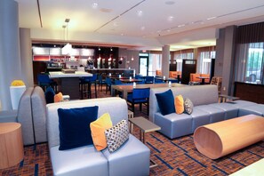 Breakfast and dinner served, American cuisine - Courtyard by Marriott Jackson Airport/Pearl (Pearl)
