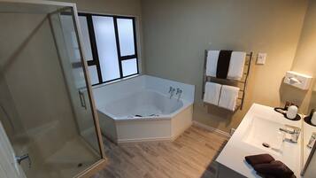 Lakehouse | Bathroom | Shower, hair dryer, towels
