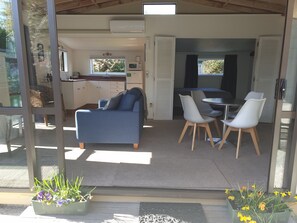 ChaumiÚre | Aire de séjour | Téléviseur à écran plat de 40 po avec télévision par cùble, téléviseur