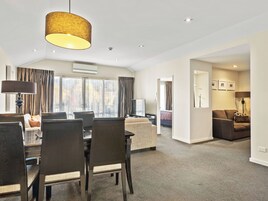 Televisión de pantalla plana, reproductor de DVD, estación para iPod