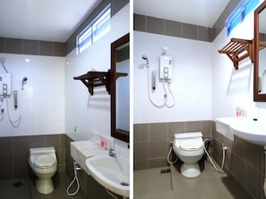 Une salle de bain avec des toilettes, un lavabo et une douche.