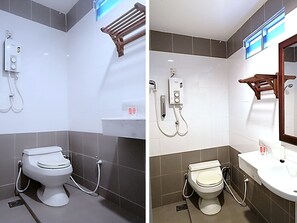 Et moderne badeværelse med toilet, bruser og vask.