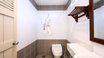 Family Suite | Bathroom | Shower, rainfall showerhead, free toiletries, bidet