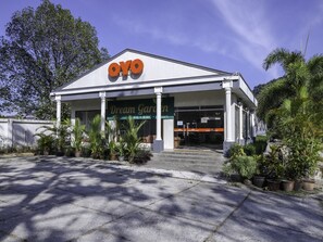 Un bâtiment sur lequel on peut lire l’inscription « OYO Dream Garden Resort ».