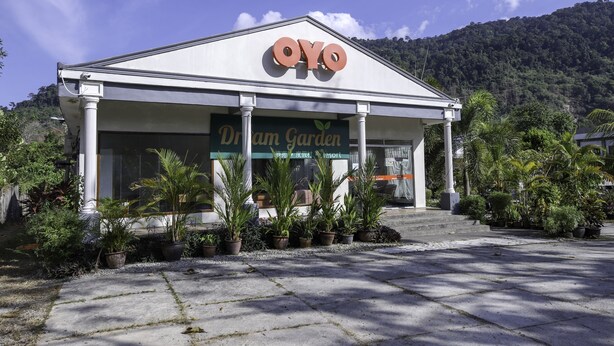 Un bâtiment sur lequel on peut lire, sur le toit, les inscriptions « Dream Garden » et « OYO ».