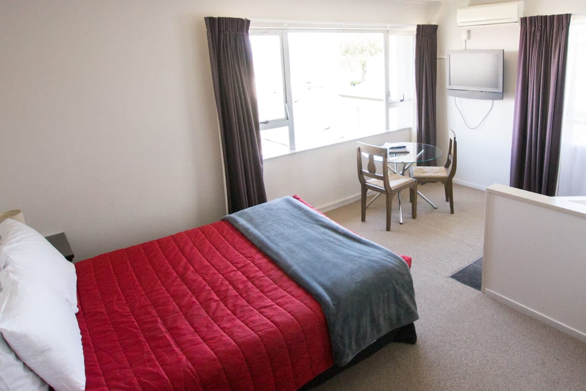 Deluxe Spa Studio | Soundproofing, iron/ironing board, free WiFi, bed sheets