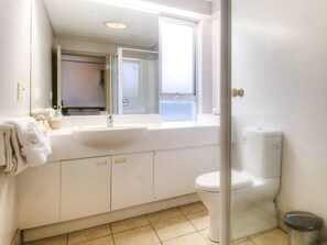 Lake View Studio | Bathroom