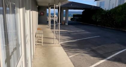Absolute Lakeview Motel