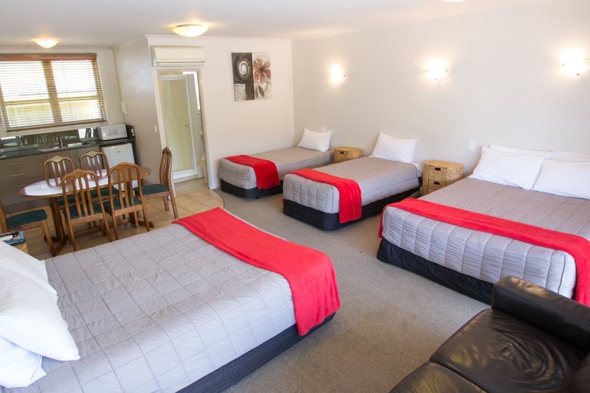 Family Studio | Soundproofing, iron/ironing board, free WiFi, bed sheets