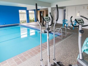 Indoor pool, sun loungers