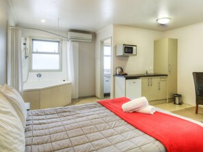 Spa Studio | Soundproofing, iron/ironing board, free WiFi, bed sheets - Absolute Lakeview Motel (Taupo)