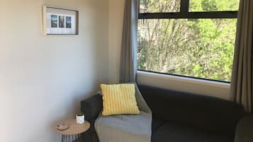 Studio | Khu phòng khách | TV màn hình phẳng 32-inch có truyền hình vệ tinh, TV LCD