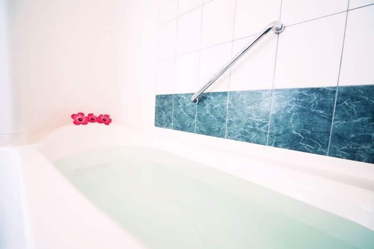Ensemble douche/baignoire, articles de toilette gratuits, sĂšche-cheveux