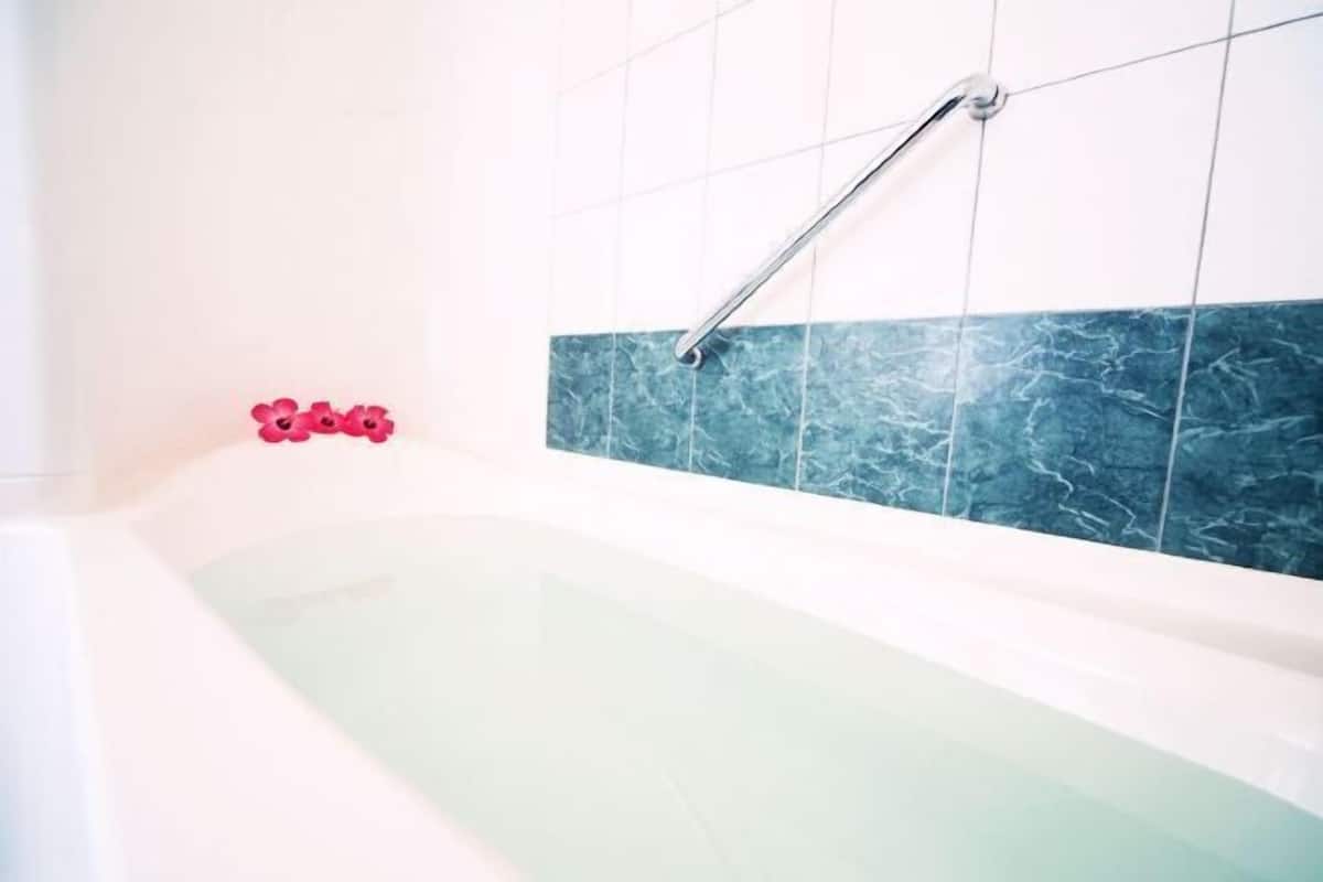 Salle de bain | Ensemble douche/baignoire, articles de toilette gratuits, sĂšche-cheveux