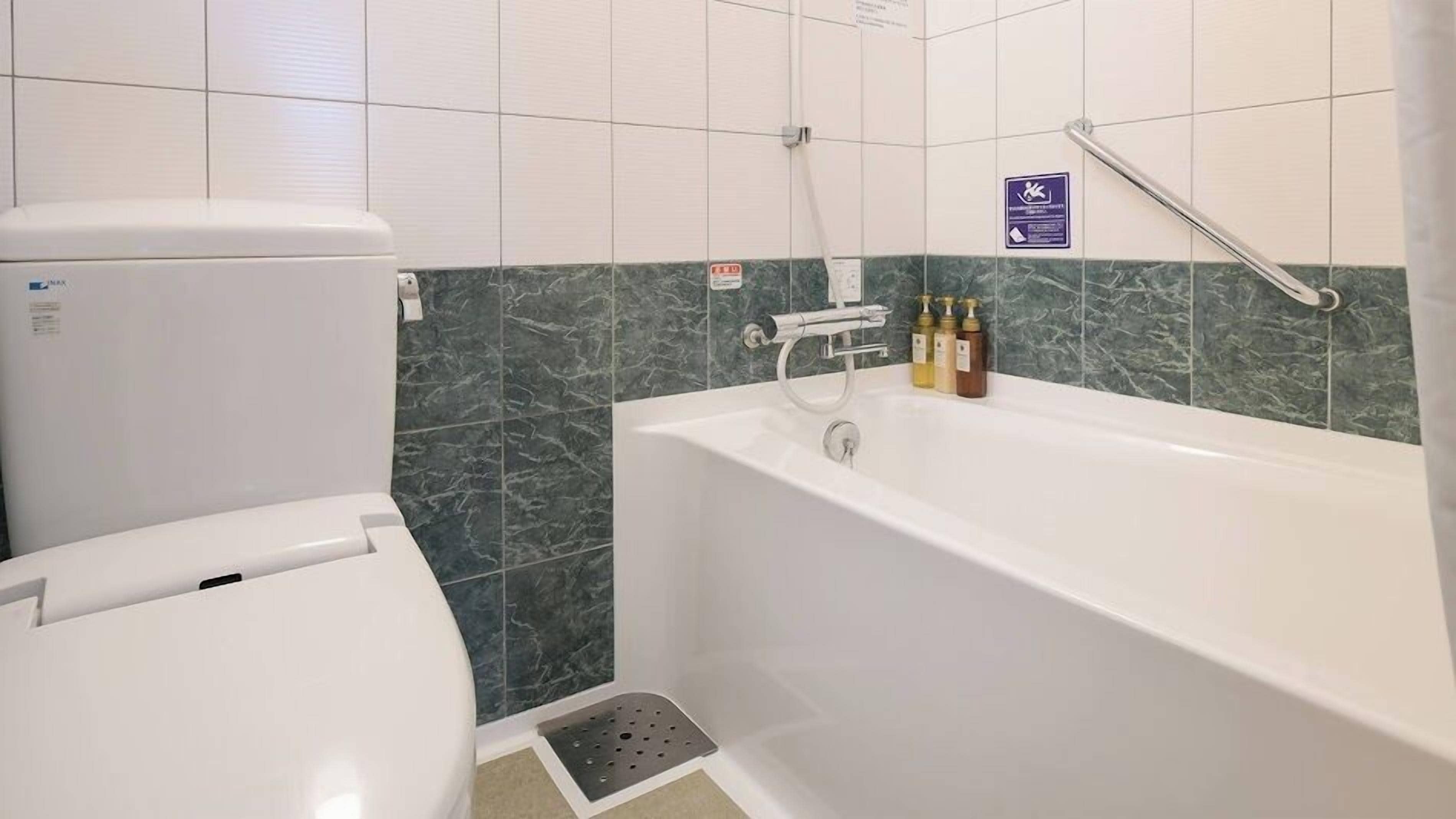 combined shower/bathtub, free toiletries, hair dryer, slippers