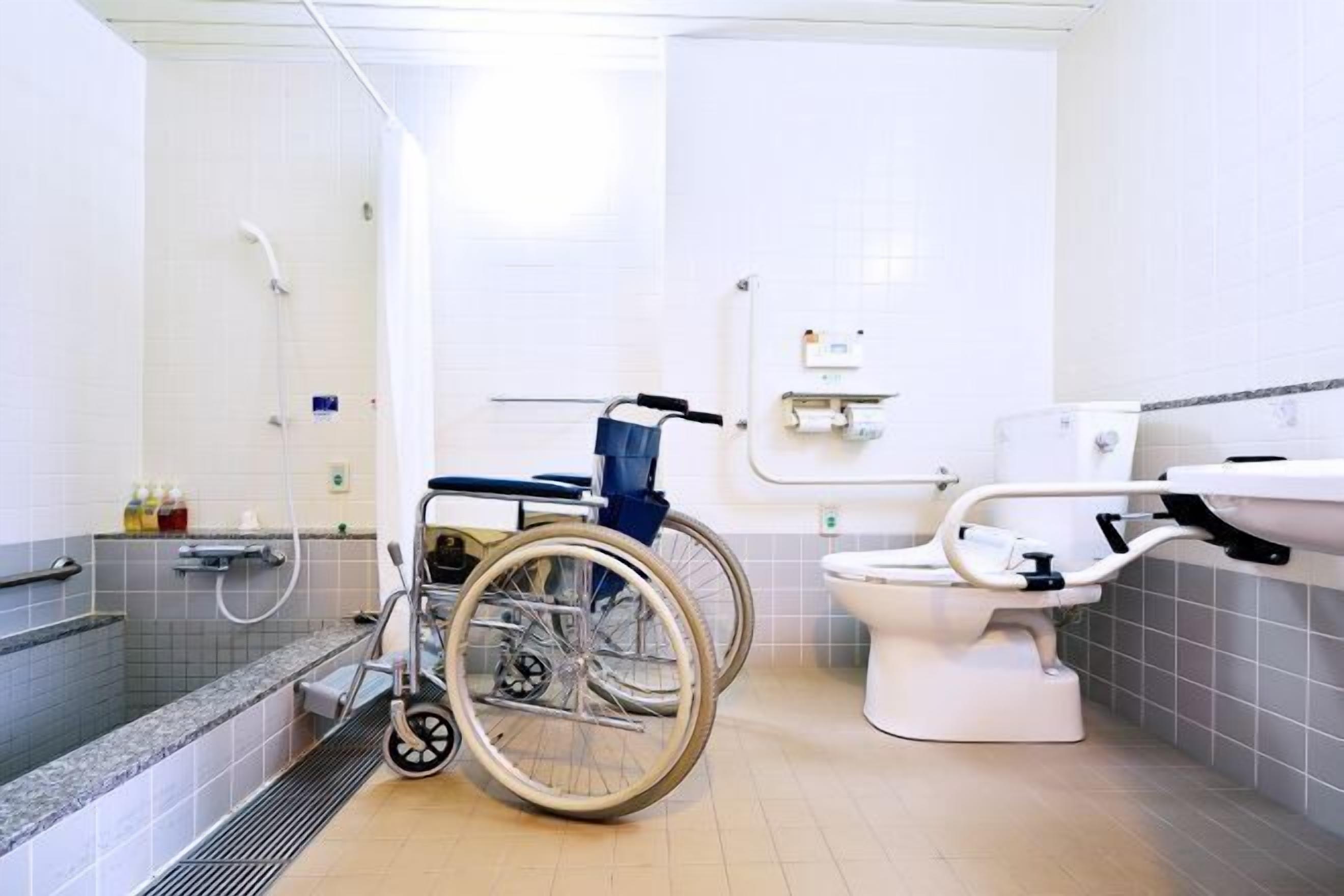 Bathroom | Combined shower/tub, free toiletries, hair dryer, slippers