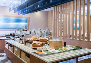 Een buffet met diverse gerechten en drankjes.