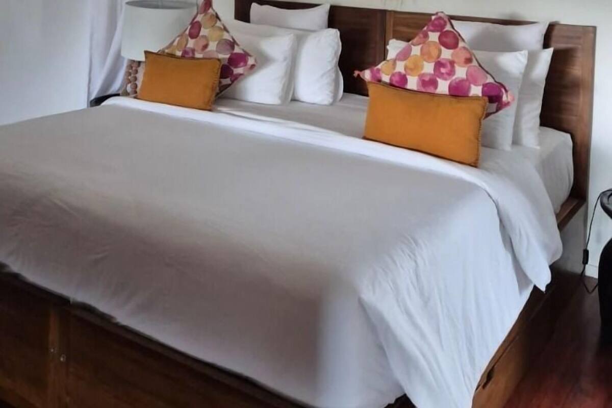 Villa, uitzicht op meer | Luxe beddengoed, een minibar, een kluis op de kamer