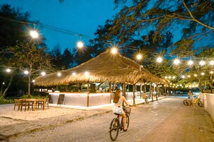 Fachada da propriedade à noite