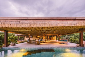 Utendørsbasseng, bassengparasoller og solsenger