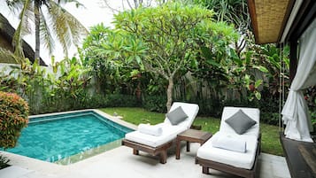 Kolam renang outdoor, dengan payung kolam renang dan kursi berjemur