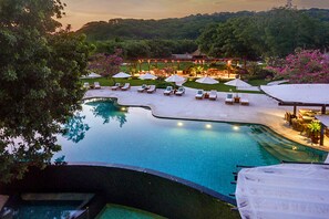 Outdoor pool, pool umbrellas, pool loungers - Pondok Santi Estate (Gili Trawangan)