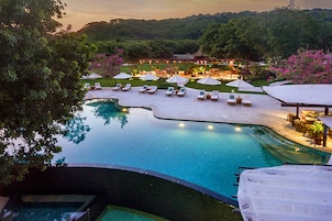 Piscina externa, guarda-sóis, espreguiçadeiras