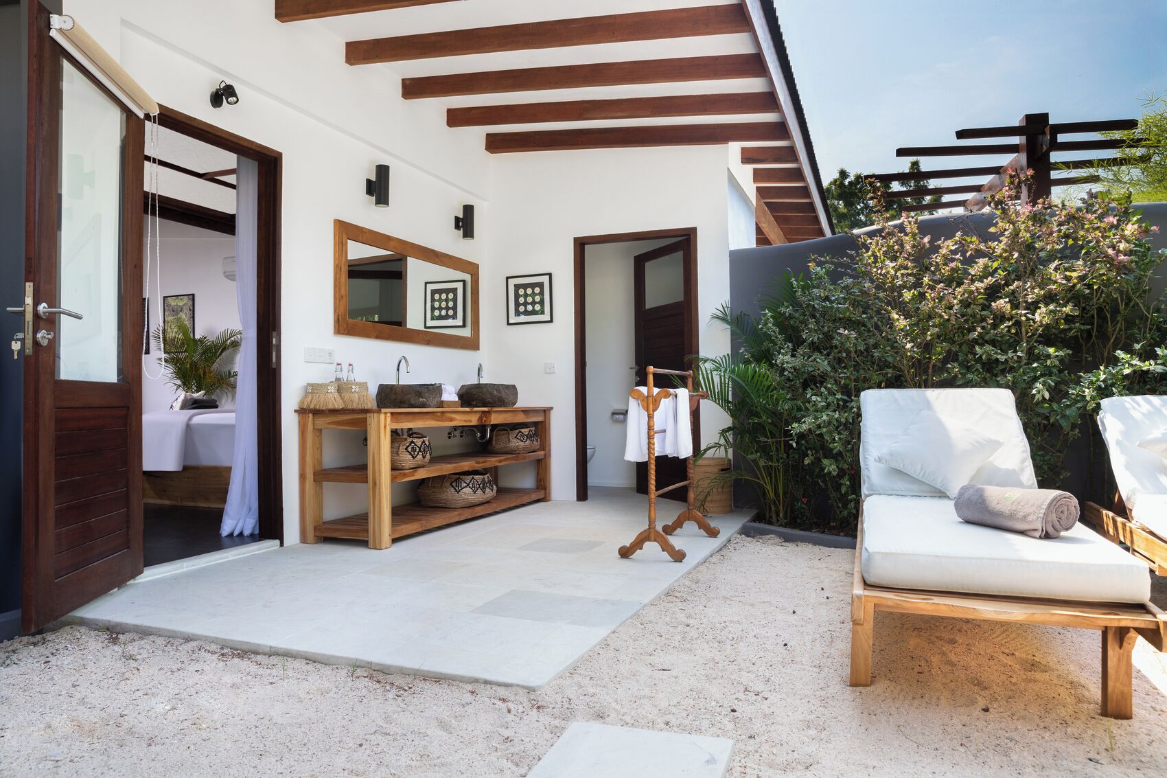 Hill View Room | Bathroom | Shower, rainfall showerhead, free toiletries, hair dryer