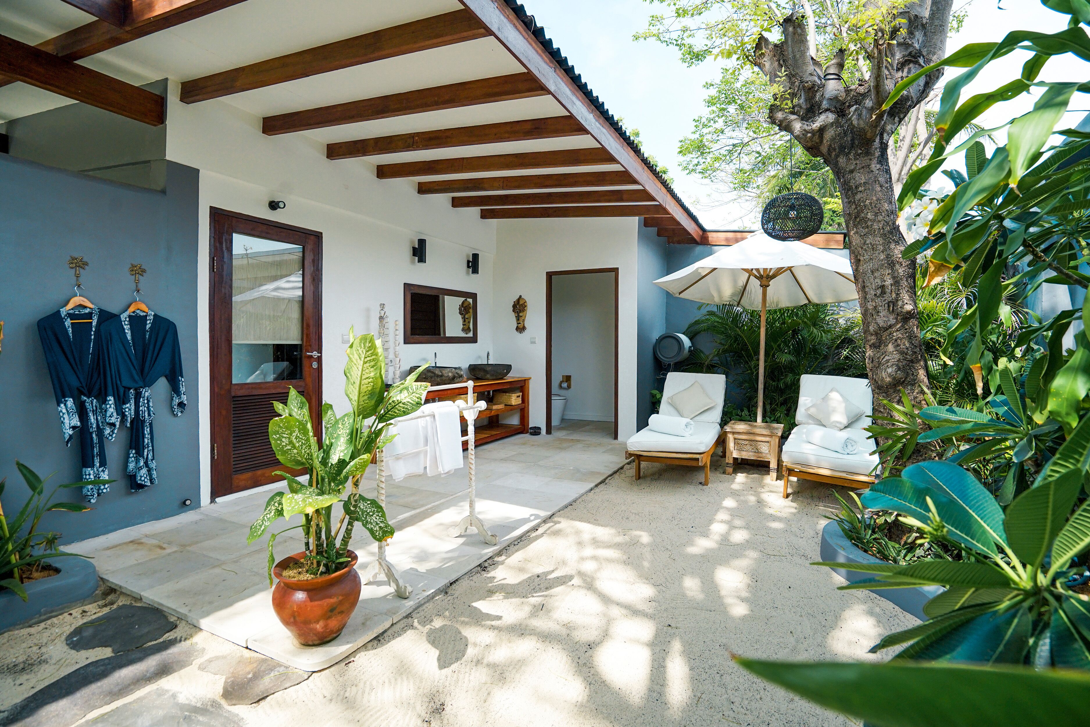 Quarto casal, 1 quarto, ao lado do lago | Banheiro | Chuveiro, chuveiro com efeito de chuva, produtos de toalete grátis 