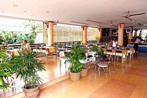 Outdoor dining - Queen Pattaya Hotel (Pattaya)