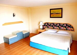 Minibar, desk, rollaway beds, WiFi - Queen Pattaya Hotel (Pattaya)
