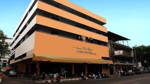A multi-story building with a sign indicating it is the Queen Puttar Hotel. - Queen Pattaya Hotel (Pattaya)