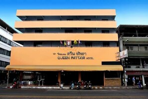 Front of property - Queen Pattaya Hotel (Pattaya)