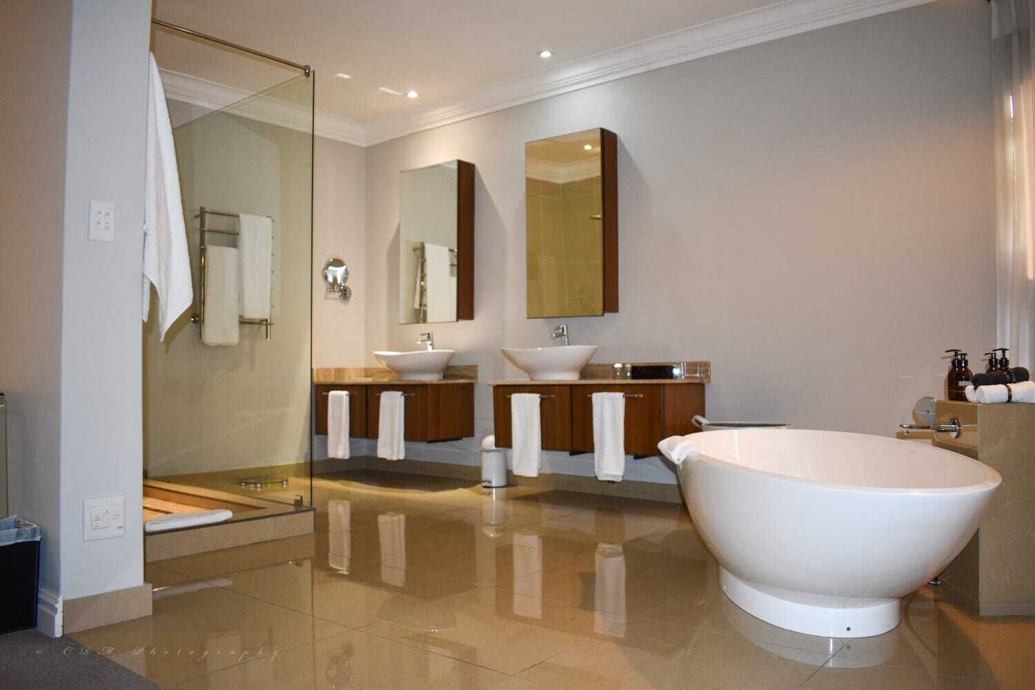 King Protea Presidential Suite | Badezimmer | Designer-Toilettenartikel, Haartrockner, Bademäntel, Handtücher
