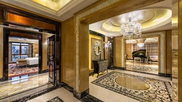 Royal Suite | Área de sala de estar | Televisión LED de 46 pulgadas con canales vía satélite y televisión