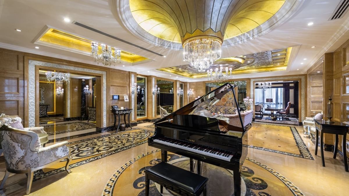 Royal Suite | Living area | 46-inch LED TV with satellite channels, TV
