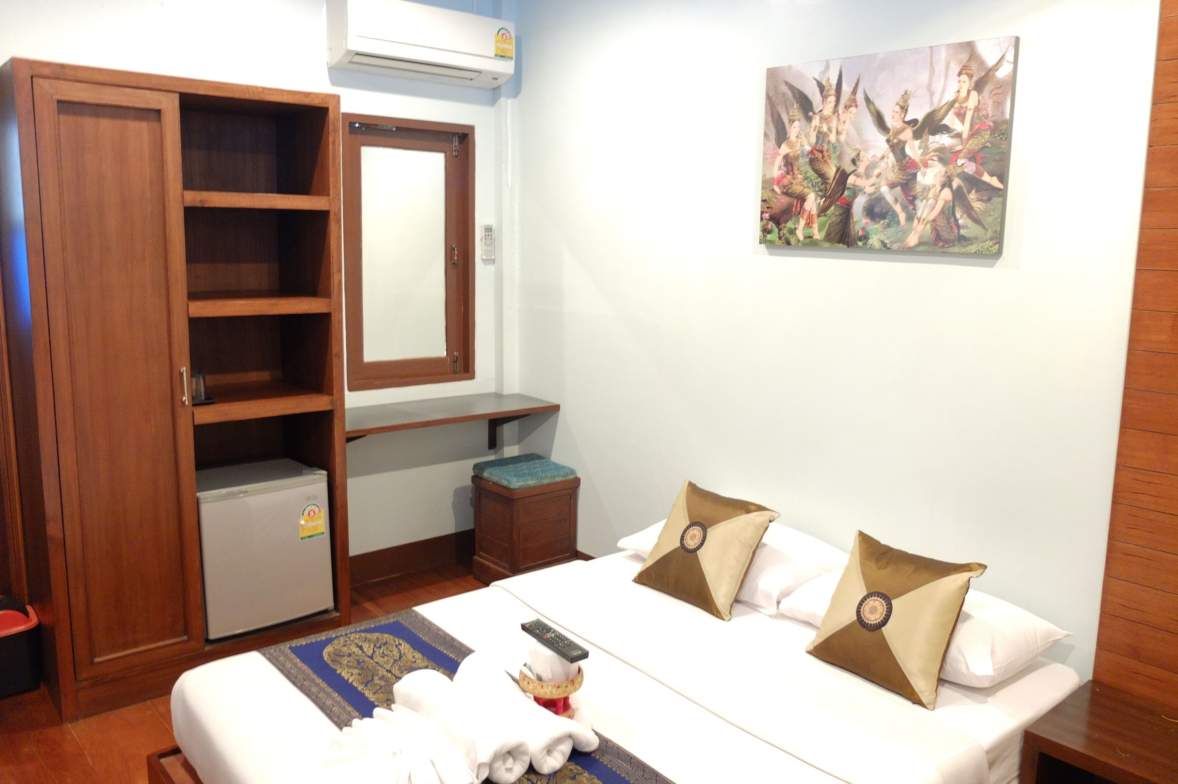 standard double room | minibar, desk, free wifi, bed sheets