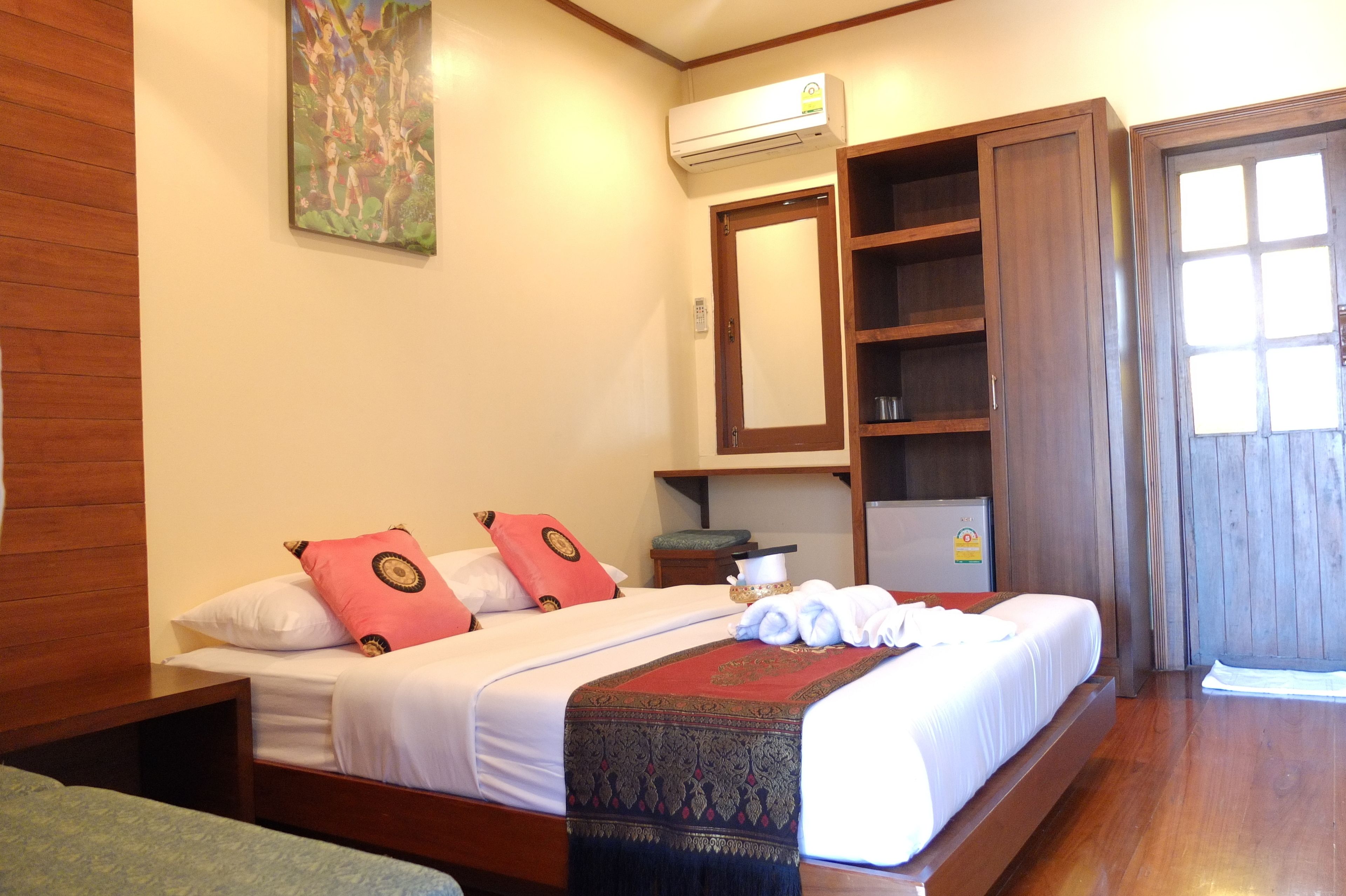 standard double room | minibar, desk, free wifi, bed sheets