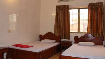 Colchones con pillow-top, escritorio, cortinas blackout y wifi gratis