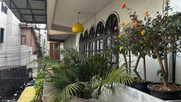 Kamar Double Deluks, 1 kamar tidur, Bebas Asap Rokok, pemandangan kebun (with balcony) | Teras/patio