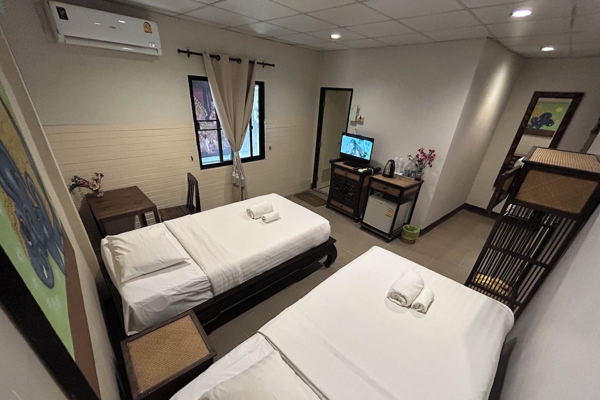 Superior kamer, 1 twee- of 2 eenpersoonsbedden, niet-roken, privébadkamer | Een minibar met enkele gratis items, een kluis op de kamer