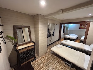 Camera familiare, 1 camera da letto, bagno privato, al piano terra | Area soggiorno | TV 19 pollici con canali via cavo