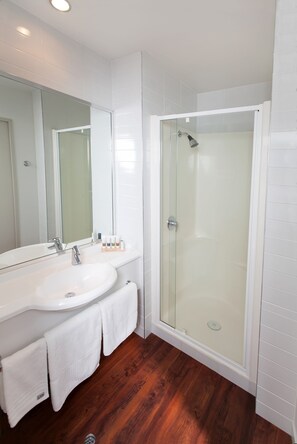 Separate bathtub and shower, jetted bath, designer toiletries - Boulevard Waters (Taupo)