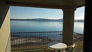 A balcony with a view of a calm lake and distant mountains. - Boulevard Waters (Taupo)